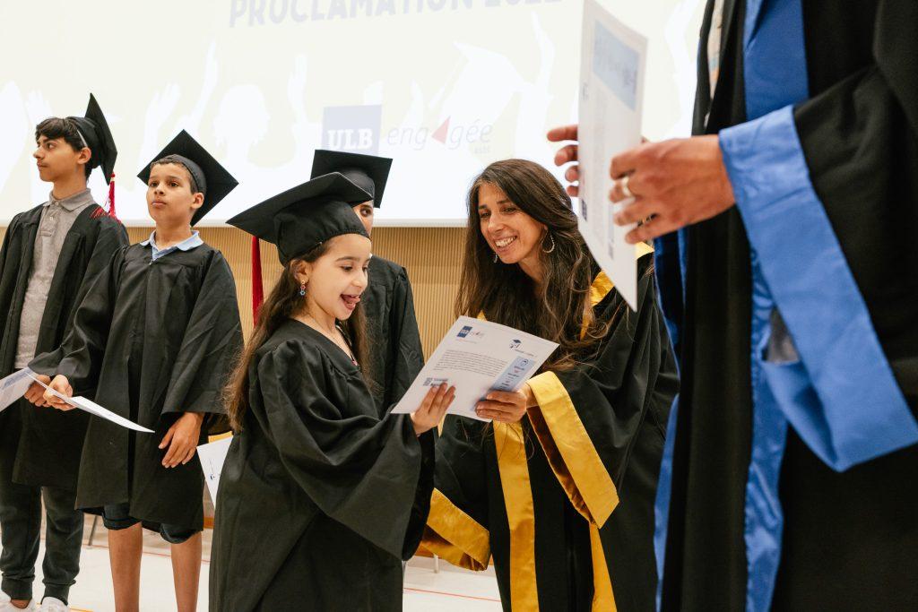 Enfant qui reçoit son diplome